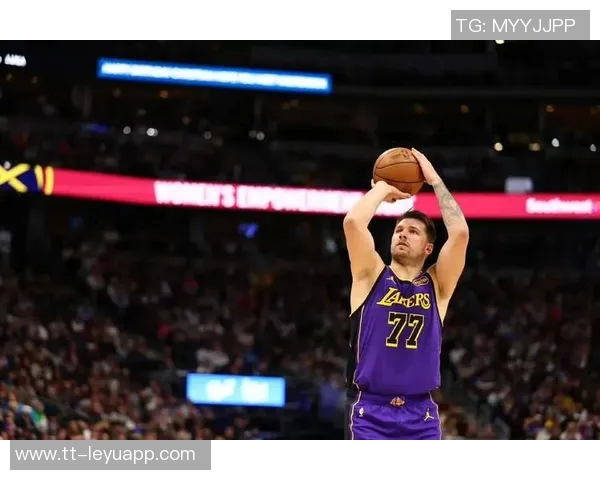 东契奇向里夫斯展示扭伤手指里夫斯惊呼难以置信的反应引发热议 东契奇向里夫斯展示扭伤手指里夫斯惊呼难以置信的反应引发热议