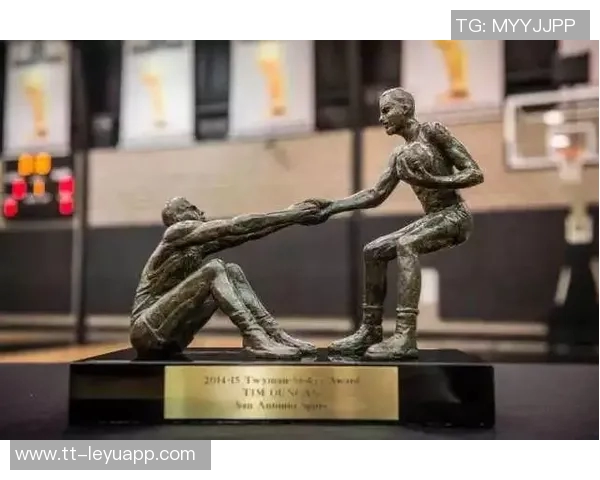 孔帕尼称赞卡尔训练刻苦队友调侃展现团队氛围